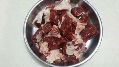 牛肉泡出血水切成块备用