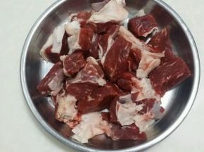 牛肉泡出血水切成块备用