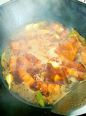 加入60度左右的热水，水量要没过肉，放入老抽、料酒、小火慢炖40分钟左右