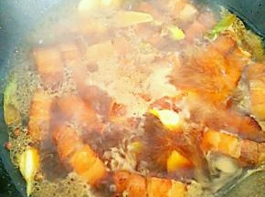 加入60度左右的热水，水量要没过肉，放入老抽、料酒、小火慢炖40分钟左右