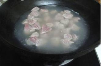 锅内放水将牛肉块放入，撇去漂浮的血沫