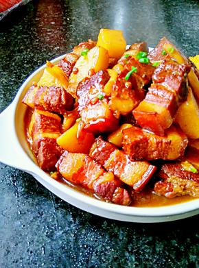 土豆熟了之后收汁（用筷子戳一下检测软硬度），加鸡精稍加翻炒调味就可出锅装盘