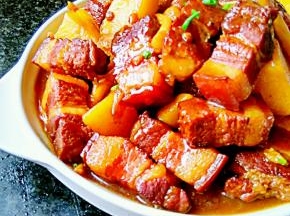 土豆熟了之后收汁（用筷子戳一下检测软硬度），加鸡精稍加翻炒调味就可出锅装盘
