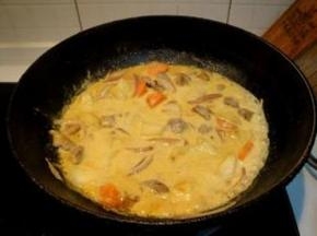 锅内放入咖喱块，和牛奶，加入可以盖住食物的热水，将咖喱块搅拌融化
