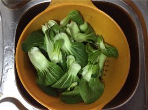 上海青摘成一片片的菜叶，清水洗净后沥干备用
