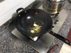 油锅烧热后放干辣椒、姜丝和蒜片爆香