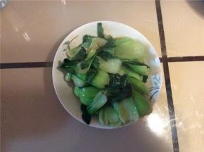 揭盖翻炒1分钟，撒上适量鸡精增鲜，关火出锅