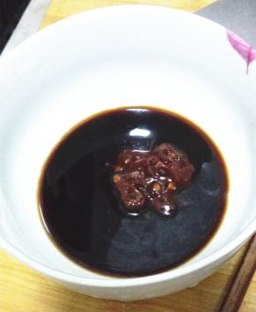 将白糖 、生抽、食用盐，豆瓣酱放入碗中备用，清水与淀粉调成水淀粉备用