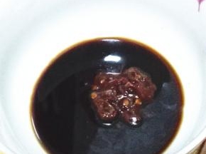 将白糖 、生抽、食用盐，豆瓣酱放入碗中备用，清水与淀粉调成水淀粉备用