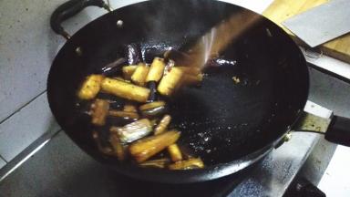 油热将茄子放入炒锅内翻炒，等到表皮慢慢变软，将准备好的酱汁放入一起翻炒