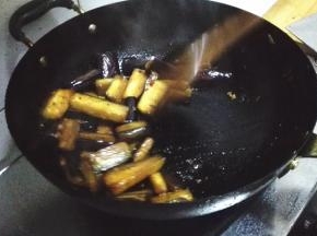 油热将茄子放入炒锅内翻炒，等到表皮慢慢变软，将准备好的酱汁放入一起翻炒