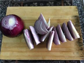 洋葱去除头尾，洗净切成片状