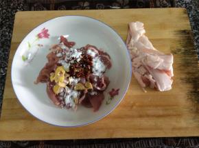 猪肉肥瘦分开切片，瘦肉加豆瓣酱、生抽、姜片和生粉腌制去腥入味