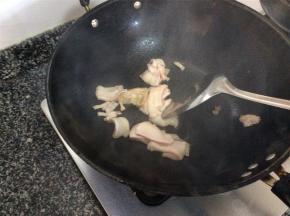 炒锅烧热，将切好的肥肉片下锅爆油，肥肉中火煸成金黄焦脆即可
