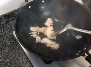 炒锅烧热，将切好的肥肉片下锅爆油，肥肉中火煸成金黄焦脆即可