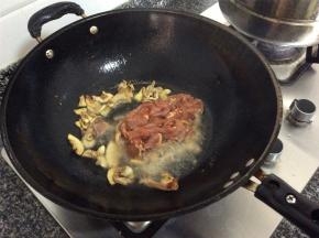 倒入腌制的瘦肉片，快速翻炒，肉片变色后起锅装盘，保持肉质鲜嫩
