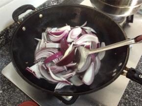 将洋葱倒入锅中，大火爆炒3-5分钟，加盖焖软