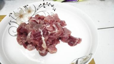 将猪里脊切成薄片，用淀粉，水，生抽，料酒搅拌均匀，腌制15分钟