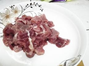 将猪里脊切成薄片，用淀粉，水，生抽，料酒搅拌均匀，腌制15分钟
