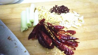 干辣椒、花椒，蒜末、姜末、葱段切好备用