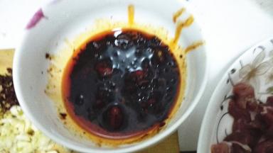 在小碗中倒入郫县豆瓣酱，辣椒油，老干妈备用
