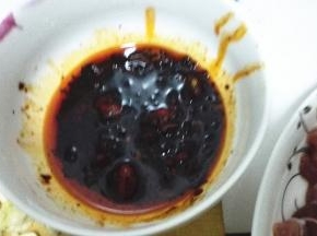 在小碗中倒入郫县豆瓣酱，辣椒油，老干妈备用
