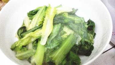 锅内烧热水，将蔬菜烫熟，取出放入碗底