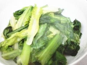 锅内烧热水，将蔬菜烫熟，取出放入碗底