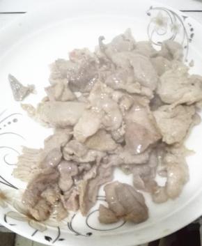 炒锅放油，将腌好的肉片放入锅内翻炒，变白即可捞出