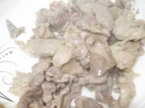 炒锅放油，将腌好的肉片放入锅内翻炒，变白即可捞出
