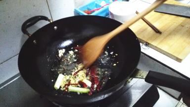 将调制好的酱料放入锅内翻炒，加入蒜末等爆香