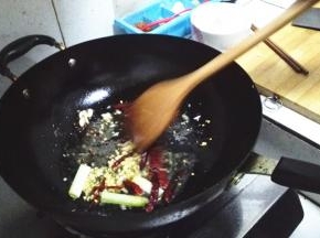 将调制好的酱料放入锅内翻炒，加入蒜末等爆香