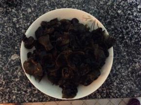 黑木耳泡发后过水焯一遍，沥干备用