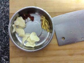 生姜切丝、大蒜切片、干辣椒切段