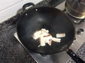 肥瘦分开切片，热锅下肥肉煸油