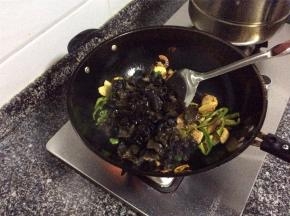 瘦肉炒制7成熟，倒入青椒和黑木耳翻炒，2分钟后放盐和鸡精调味，起锅装盘