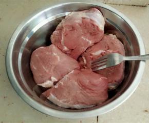 用小刀或者叉子在牛肉扎出小孔，可以多扎一些，方便入味。