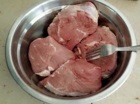 用小刀或者叉子在牛肉扎出小孔，可以多扎一些，方便入味。