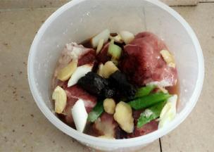 放入黄酱，适量的糖和盐，双面均匀的涂抹在牛肉上