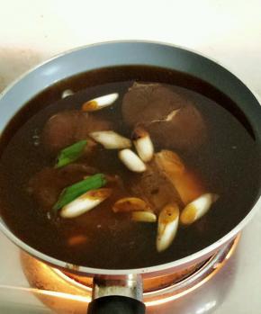炖锅内放入凉水，将腌好的牛肉和碗中的汤料一起放入，煮一个小时，撇去浮沫