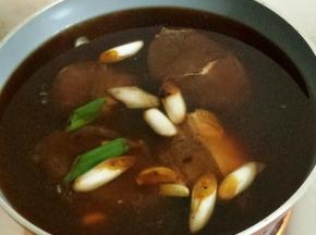 炖锅内放入凉水，将腌好的牛肉和碗中的汤料一起放入，煮一个小时，撇去浮沫
