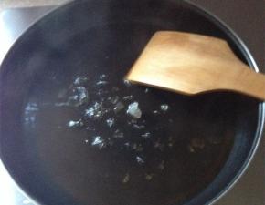 炒锅内放入白糖炒化，加入料酒和准备好的香料