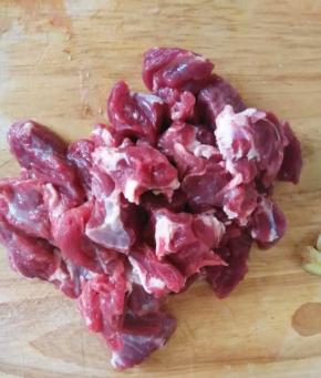 牛肉放入水中去除血水，洗净切块