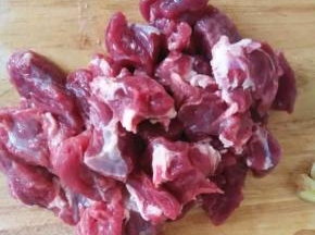 牛肉放入水中去除血水，洗净切块