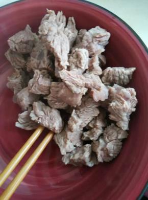 锅内冷水下入牛肉块，煮至沸腾，撇去血沫，捞出沥干