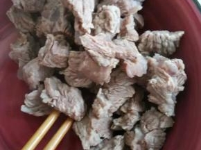 锅内冷水下入牛肉块，煮至沸腾，撇去血沫，捞出沥干