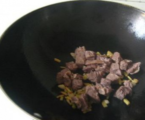 放入牛肉块，翻炒至变色