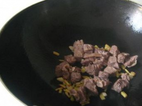 放入牛肉块，翻炒至变色