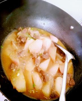 锅内放入萝卜块，煮至透明，加入盐，鸡精调味