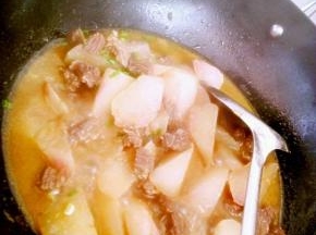 锅内放入萝卜块，煮至透明，加入盐，鸡精调味